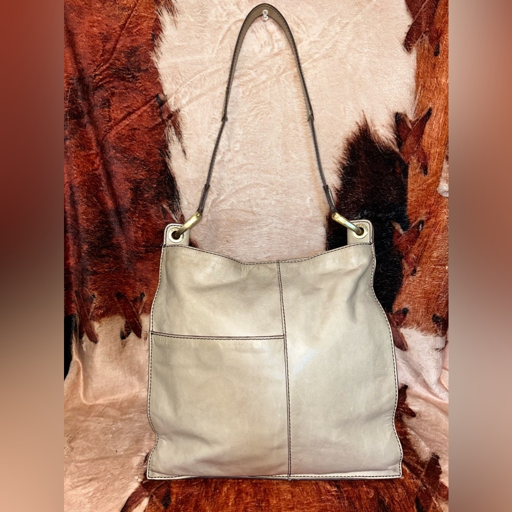 Hobo shoulder bag magnetic closure